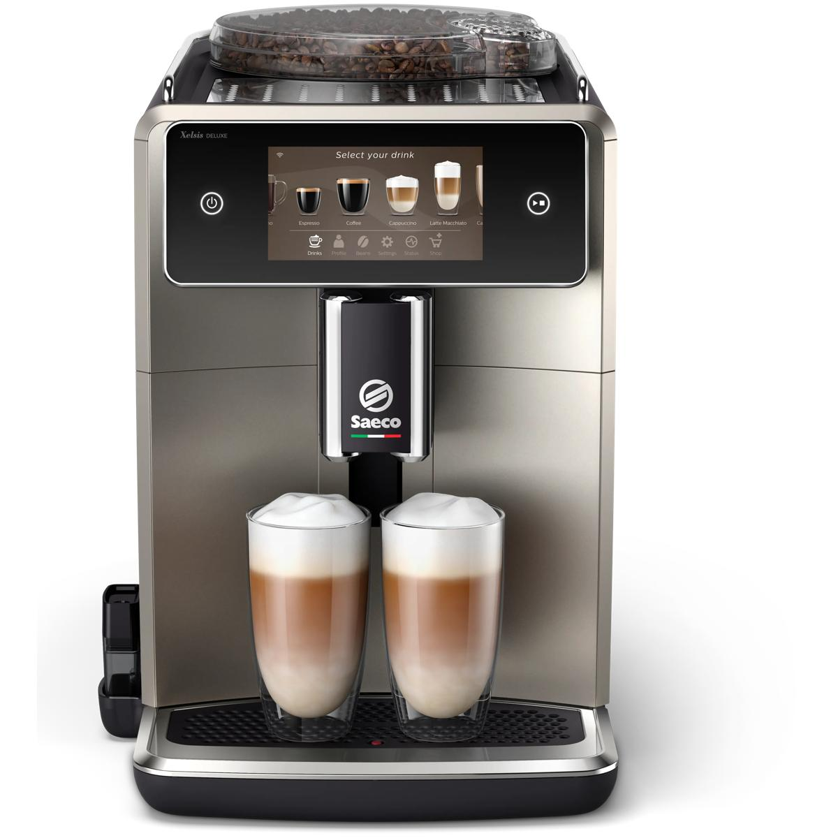 Kaffeemaschine mit zwei Gläsern Latte Macchiato, Siebdisplay zeigt Getränkeauswahl.