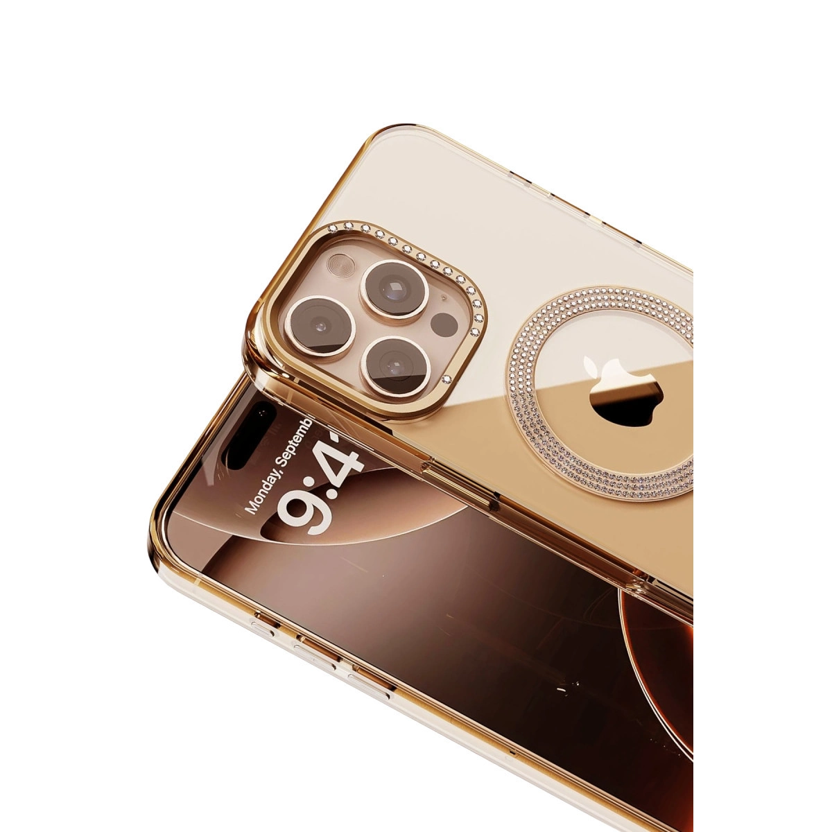 Altın rengi iPhone kılıfı, kamera çevresinde elmaslar, beyaz arka plan.
