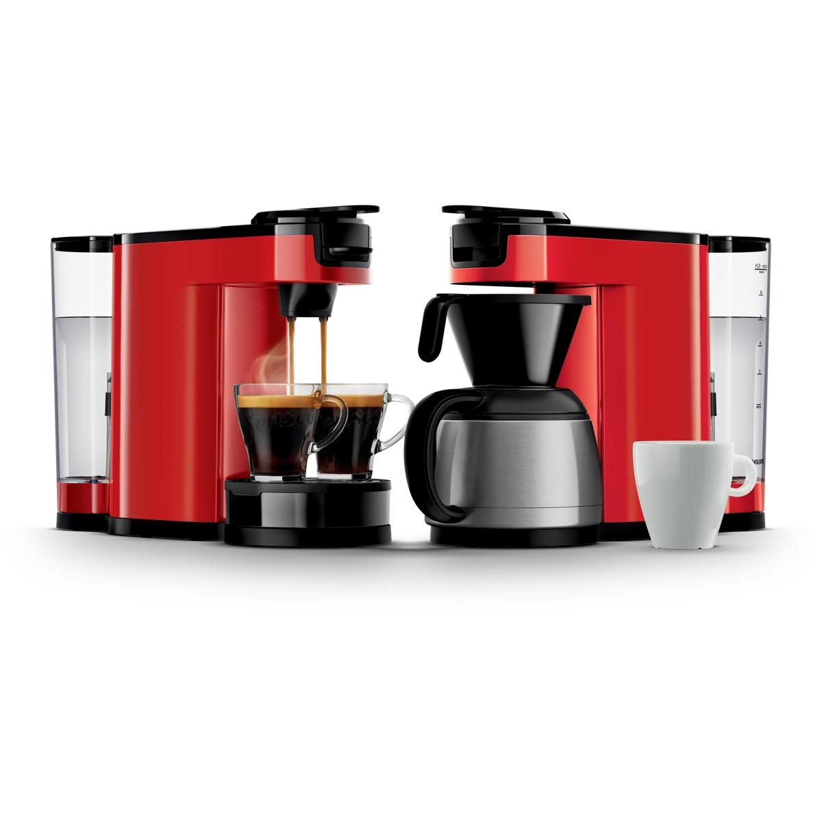 Zwei rote Kaffeemaschinen mit Wasserbehältern, eine brüht Kaffee in zwei Tassen, die andere hat eine Kanne.