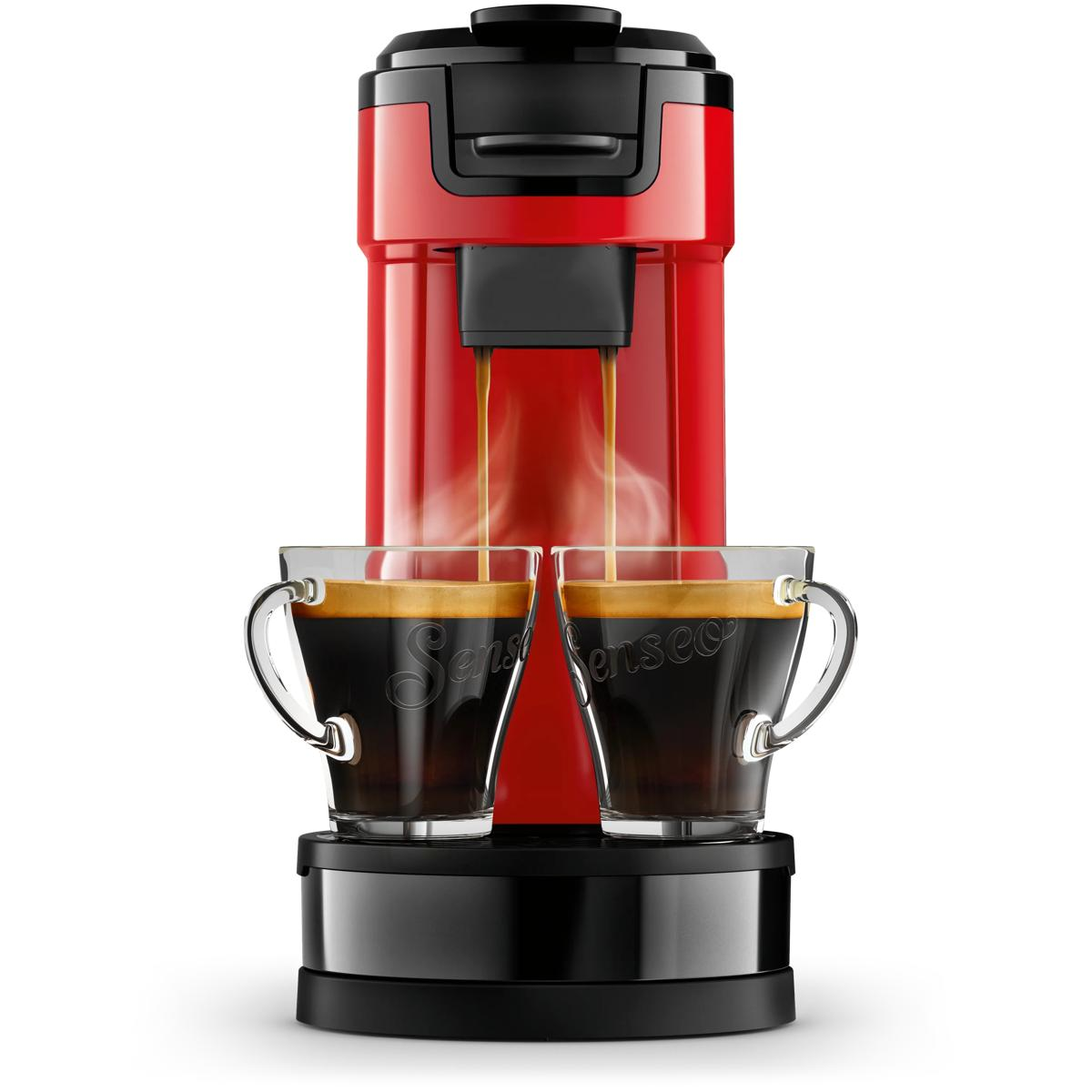 Eine rote Kaffeemaschine brüht zwei Tassen Kaffee mit Schaum.