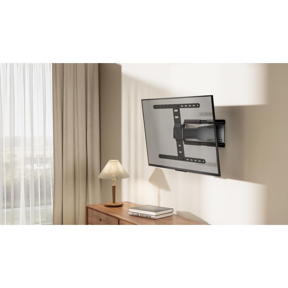Un téléviseur moderne à écran plat est fixé à un support mural. À côté, une table de chevet avec une lampe.