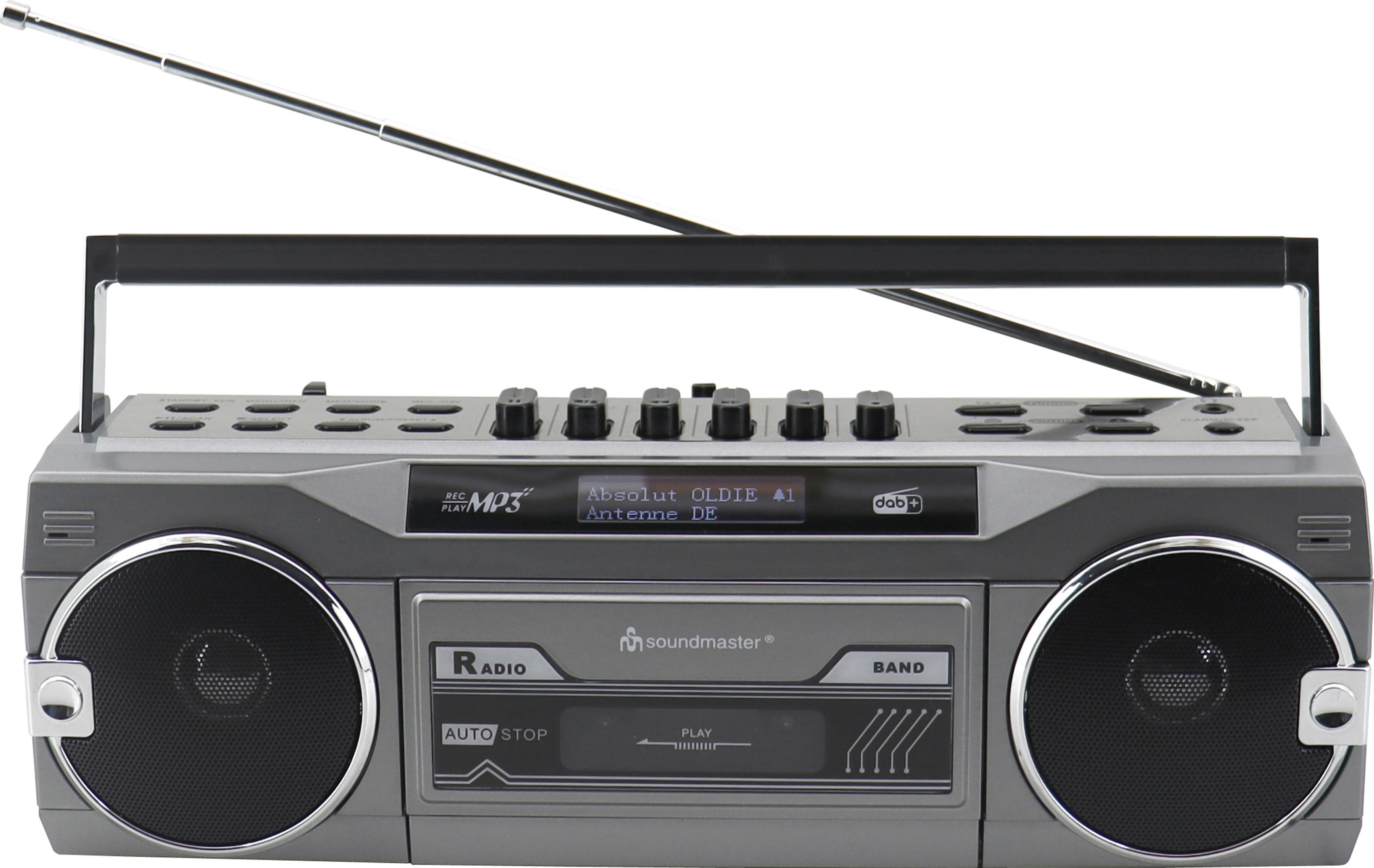 Boombox grigio con manico argentato, antenna, altoparlanti e display.