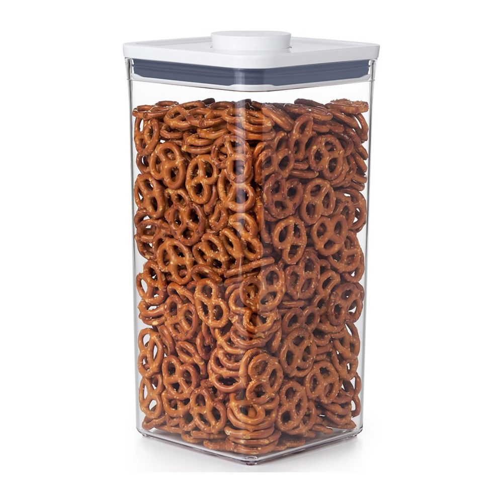 Un contenitore rettangolare trasparente pieno di mini pretzel.