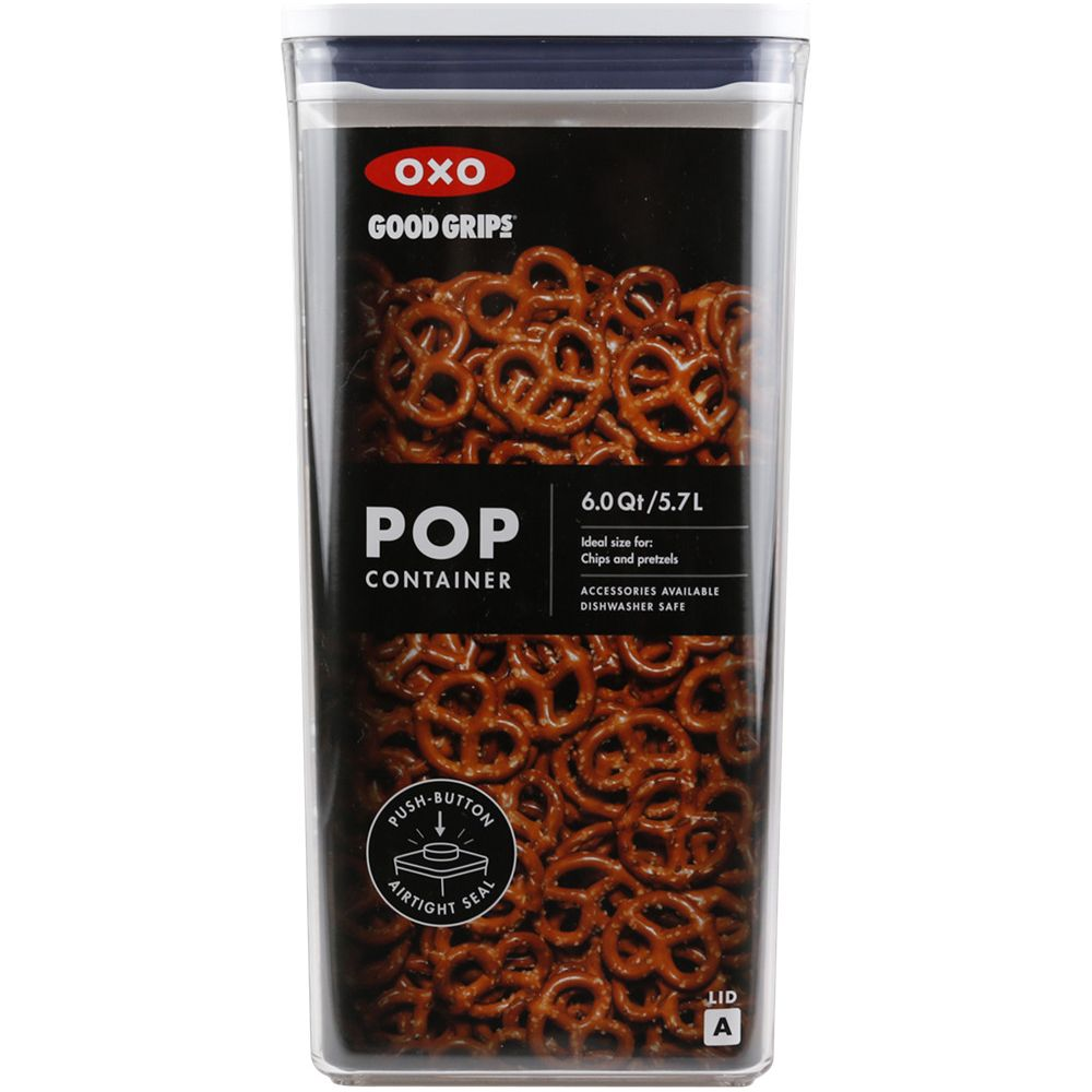 Un contenitore OXO Pop trasparente pieno di pretzel, 6,0 Qt/5,7L.