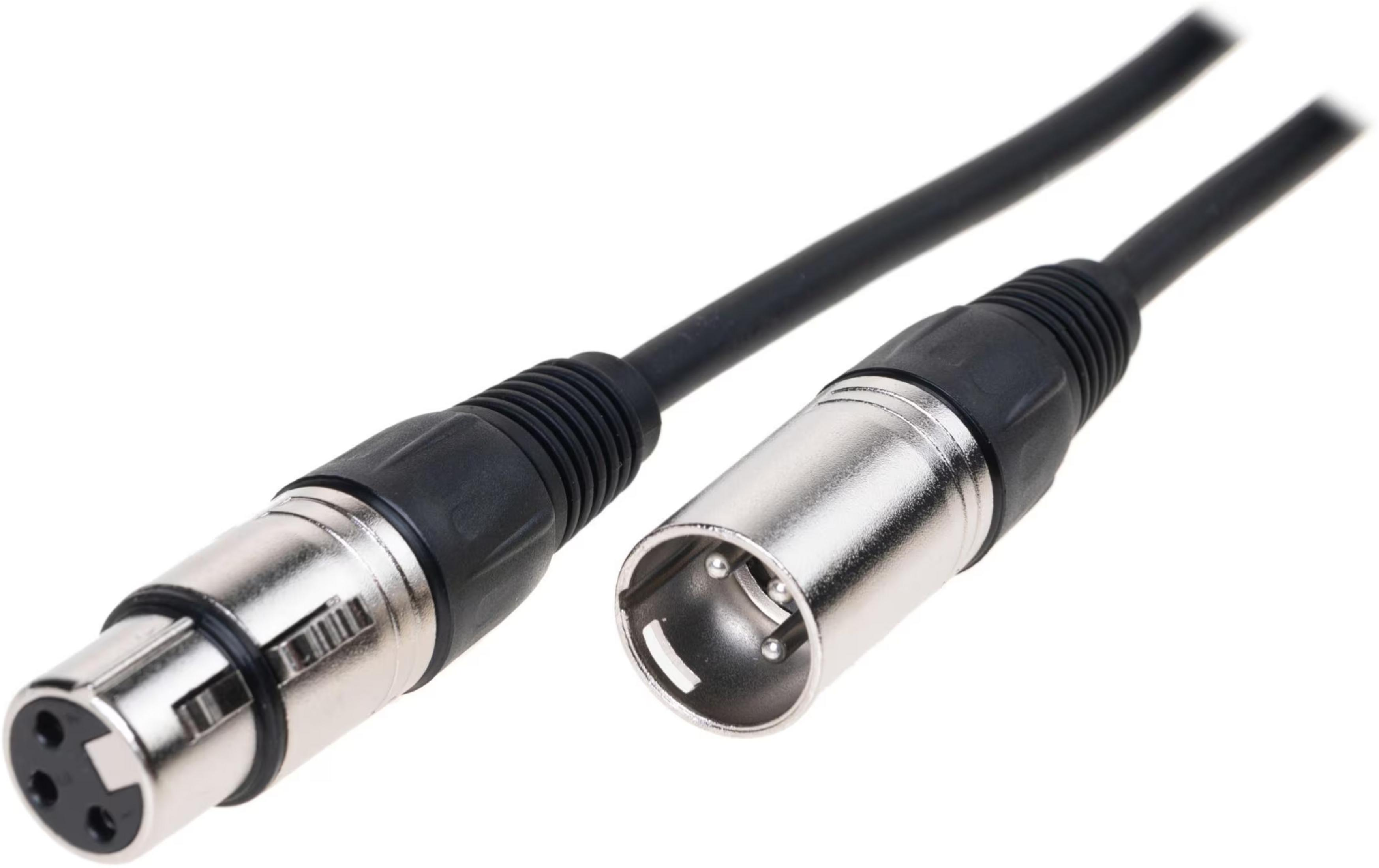 Ein schwarzes Audiokabel mit silbernen XLR-Steckverbindern, eins ist eingesteckt.