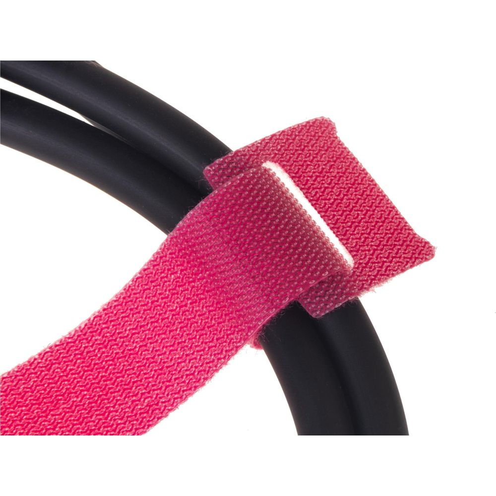 Zwei schwarze Kabel, die mit einem roten Klettverschluss zusammengebunden sind.