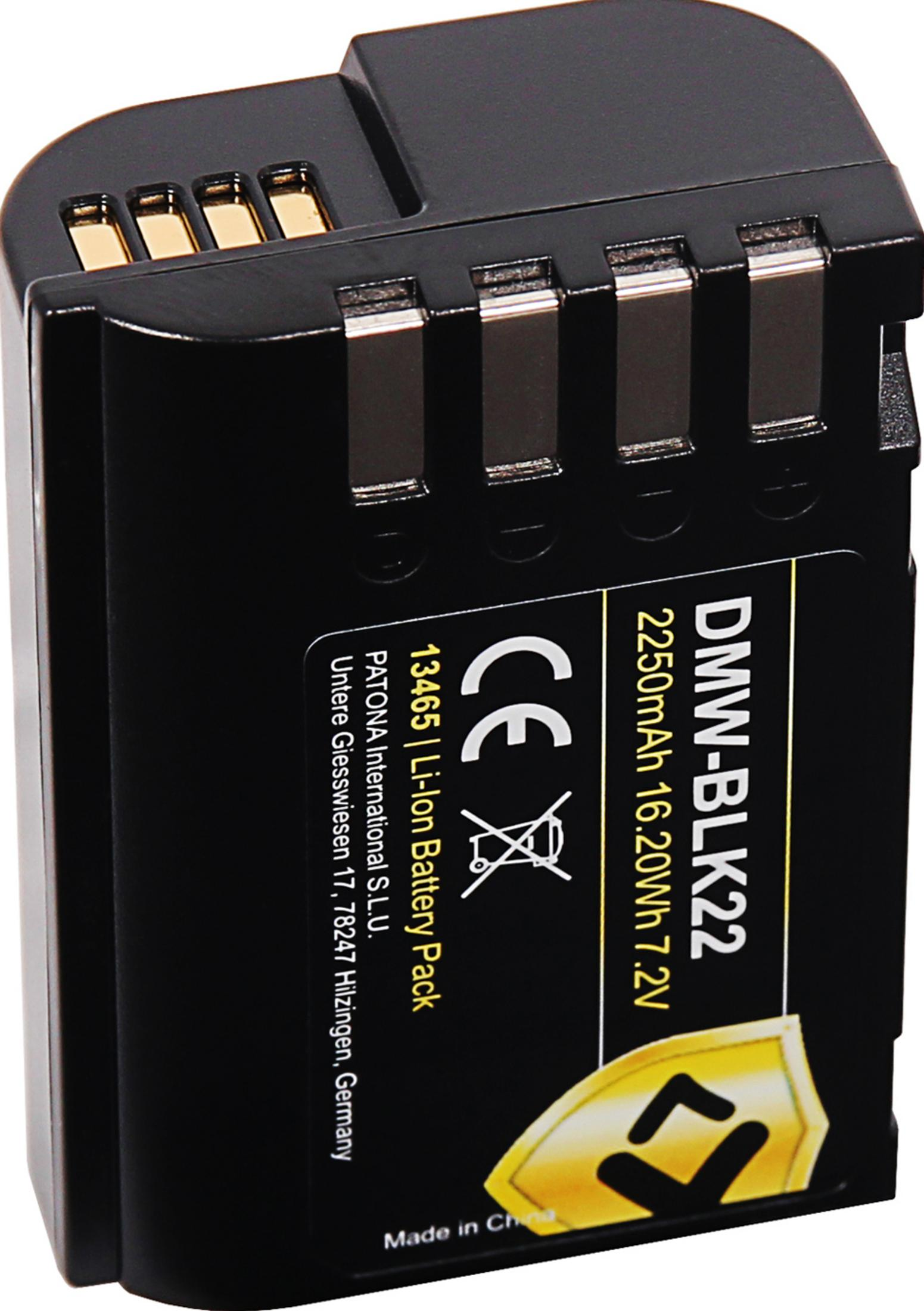 Batteria nera con contatti dorati ed etichetta: DMW-BLK22