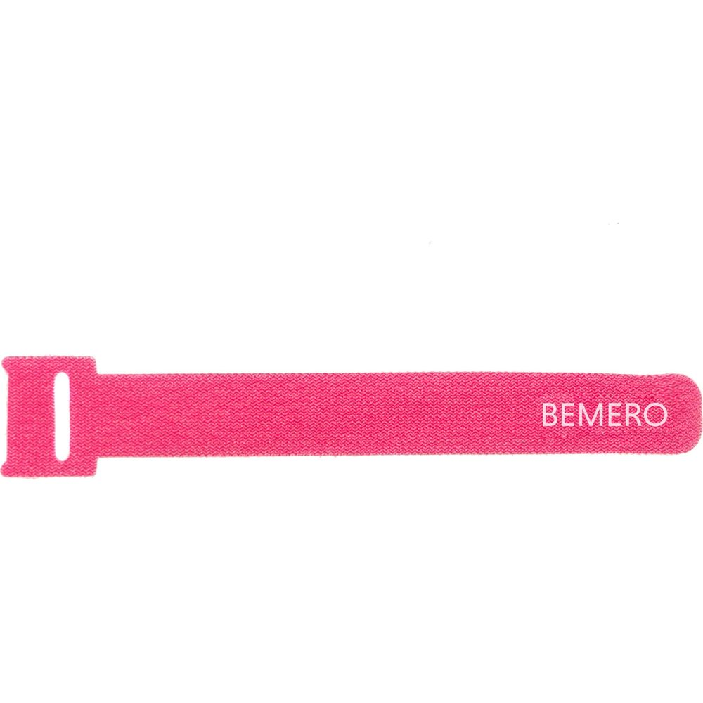 Ein pinker Klettverschluss mit einem Schlitz und dem Markennamen BEMERO.