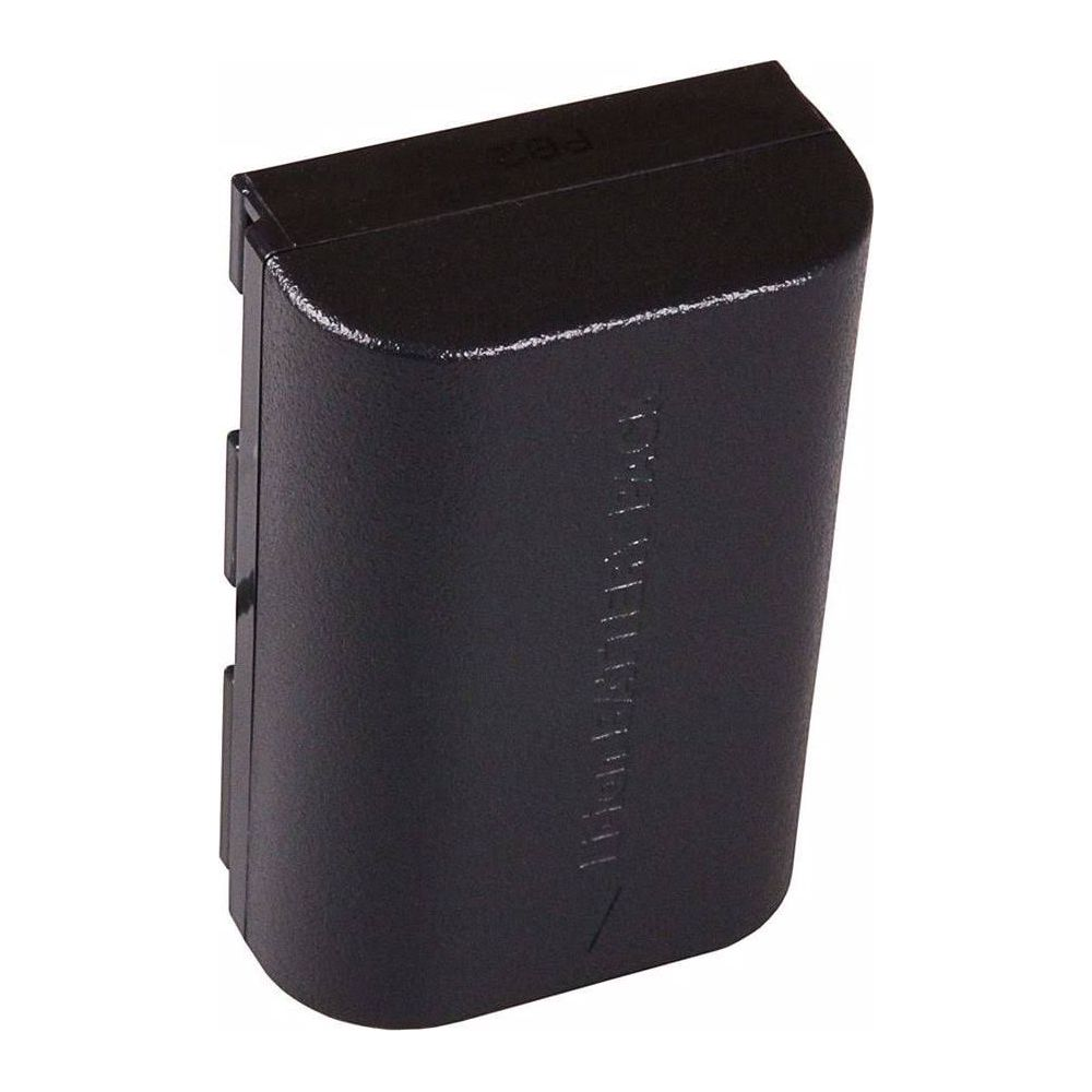 Pacco batteria fotocamera nero con testo in rilievo, isolato su bianco.