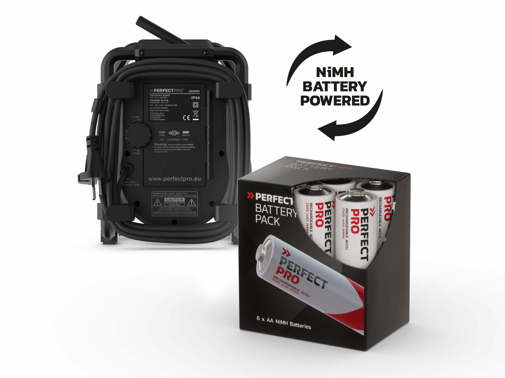 Una radio Perfectpro con una confezione di 6 batterie AA NiMH accanto.