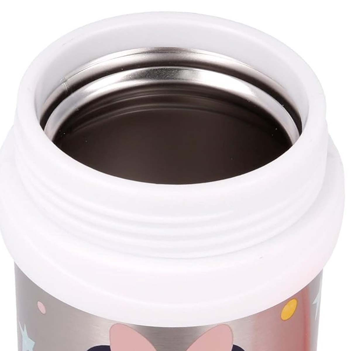 Primo piano della parte superiore aperta di un thermos argentato con bordo filettato bianco.