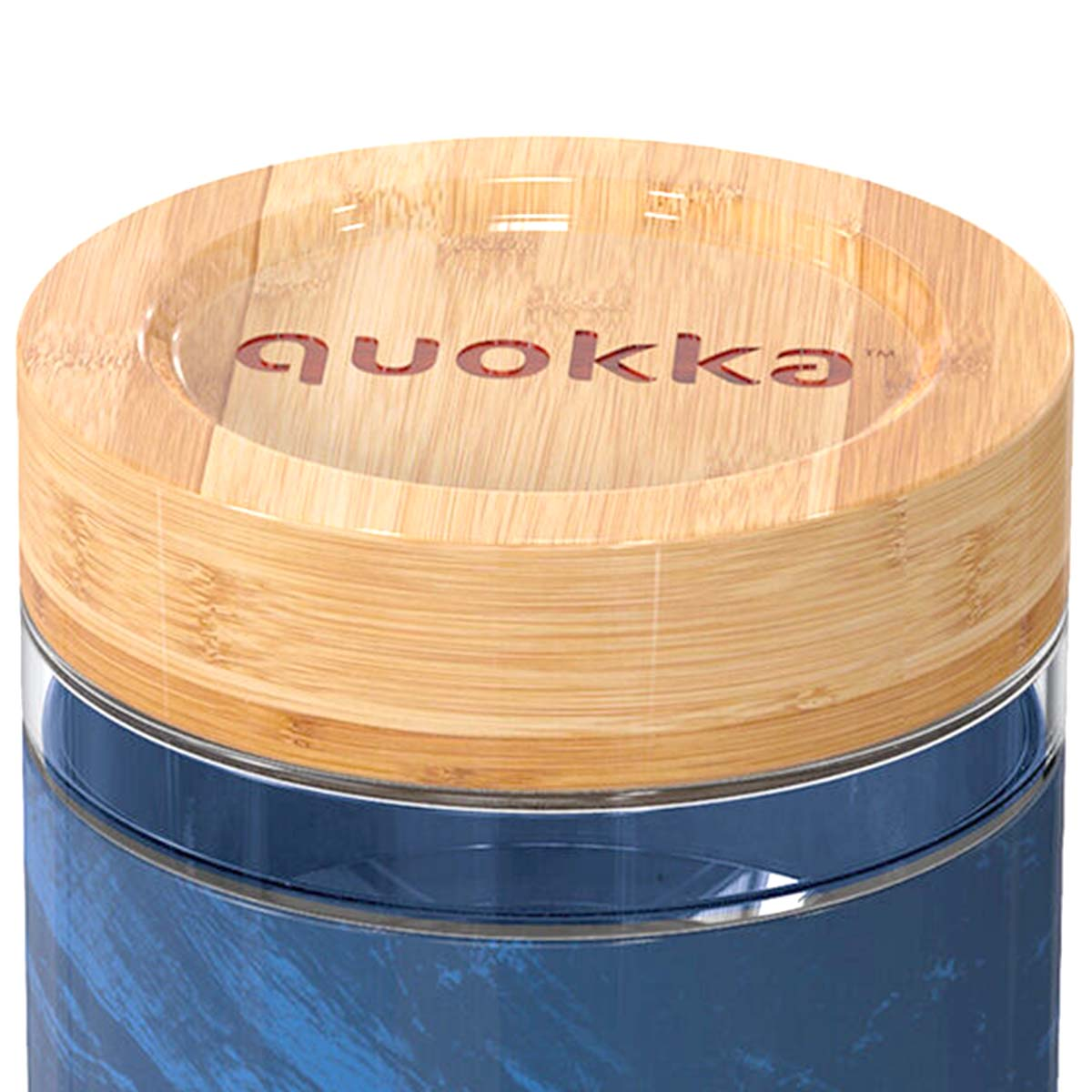 Un coperchio rotondo in legno con logo in rilievo su un contenitore di vetro blu.