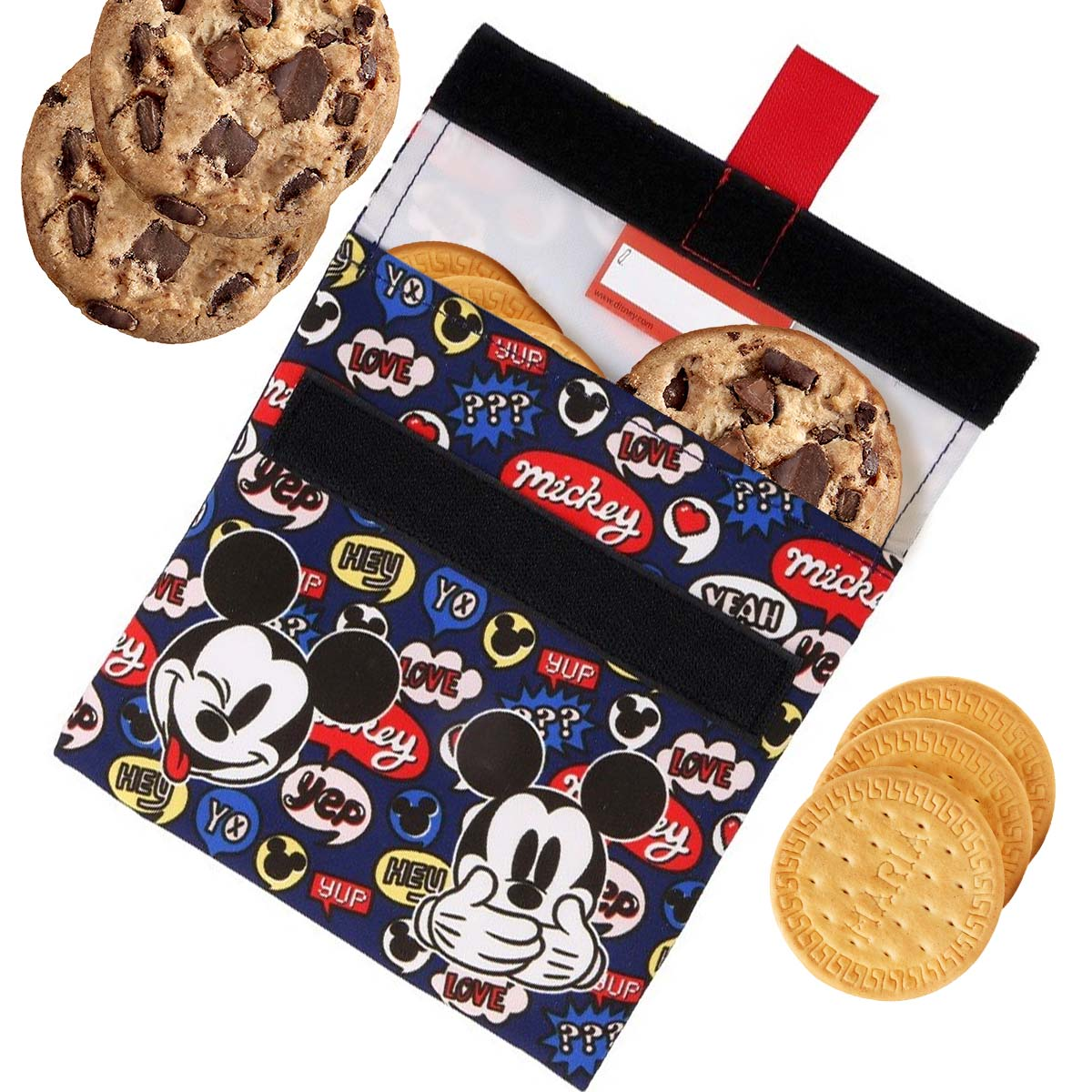 Una borsa riutilizzabile di Topolino con biscotti con gocce di cioccolato e biscotti semplici.