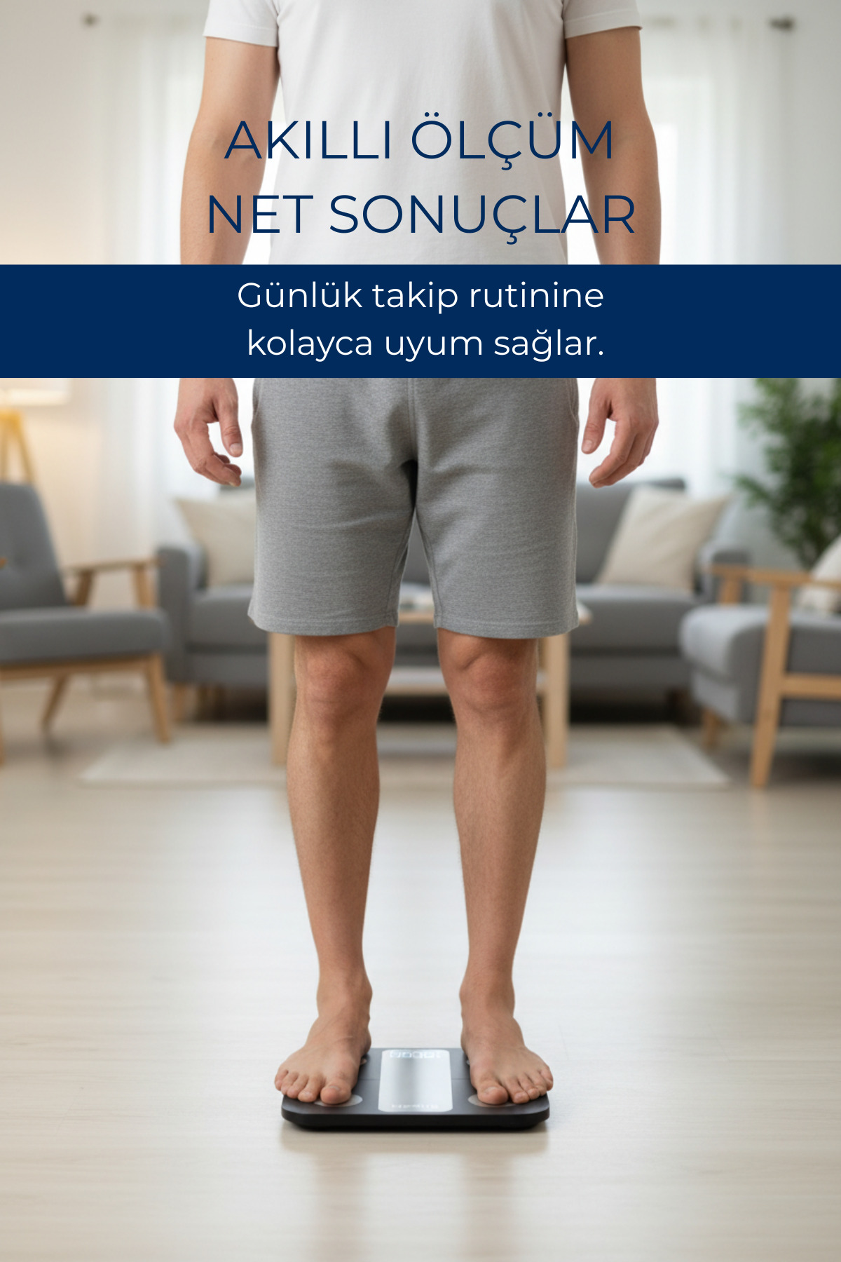 Bir adam oturma odasında dijital tartıda duruyor.