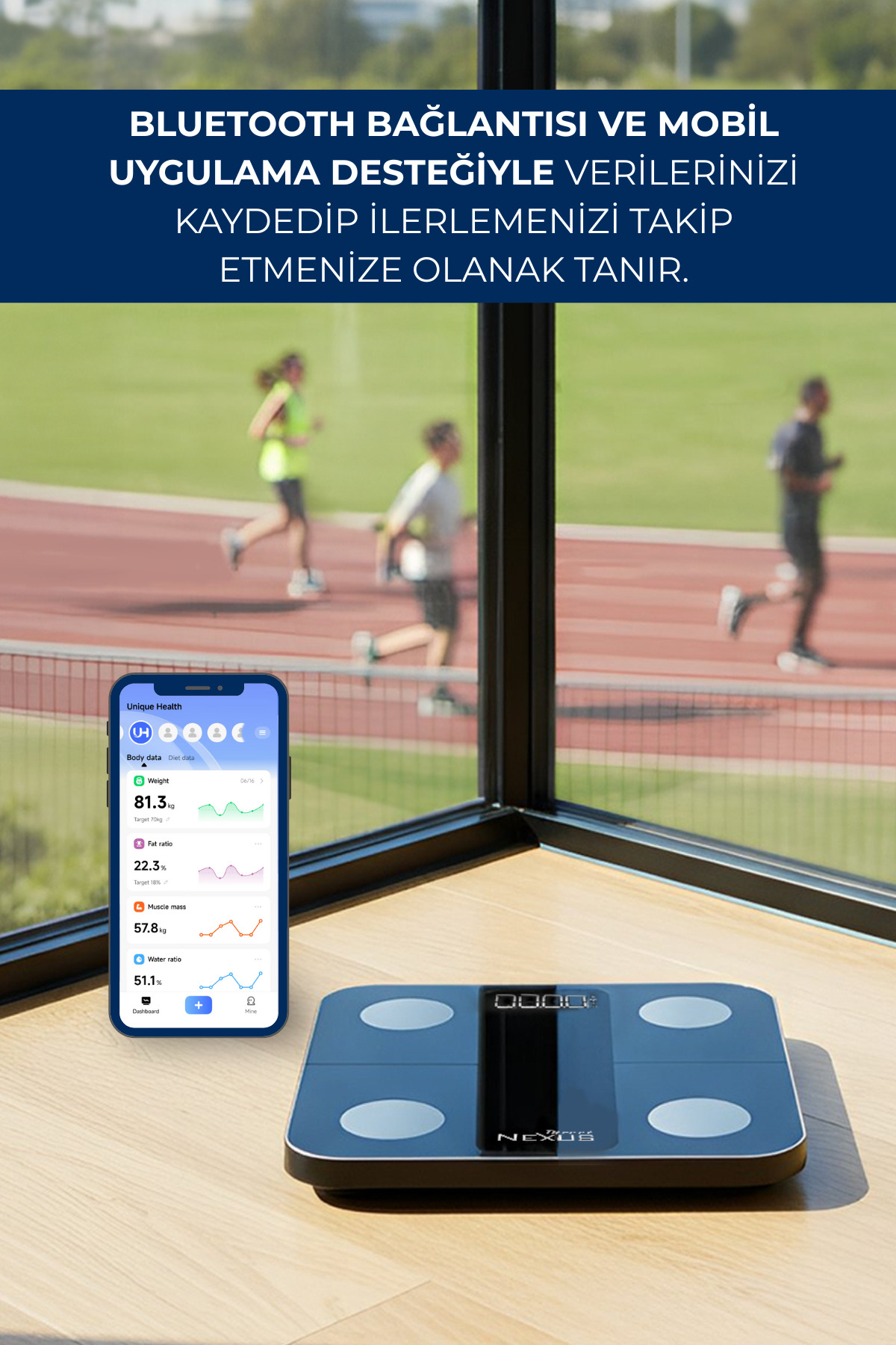 Tahta zeminde sağlık verilerini gösteren tartı ve akıllı telefon. Arka planda pistte koşanlar.