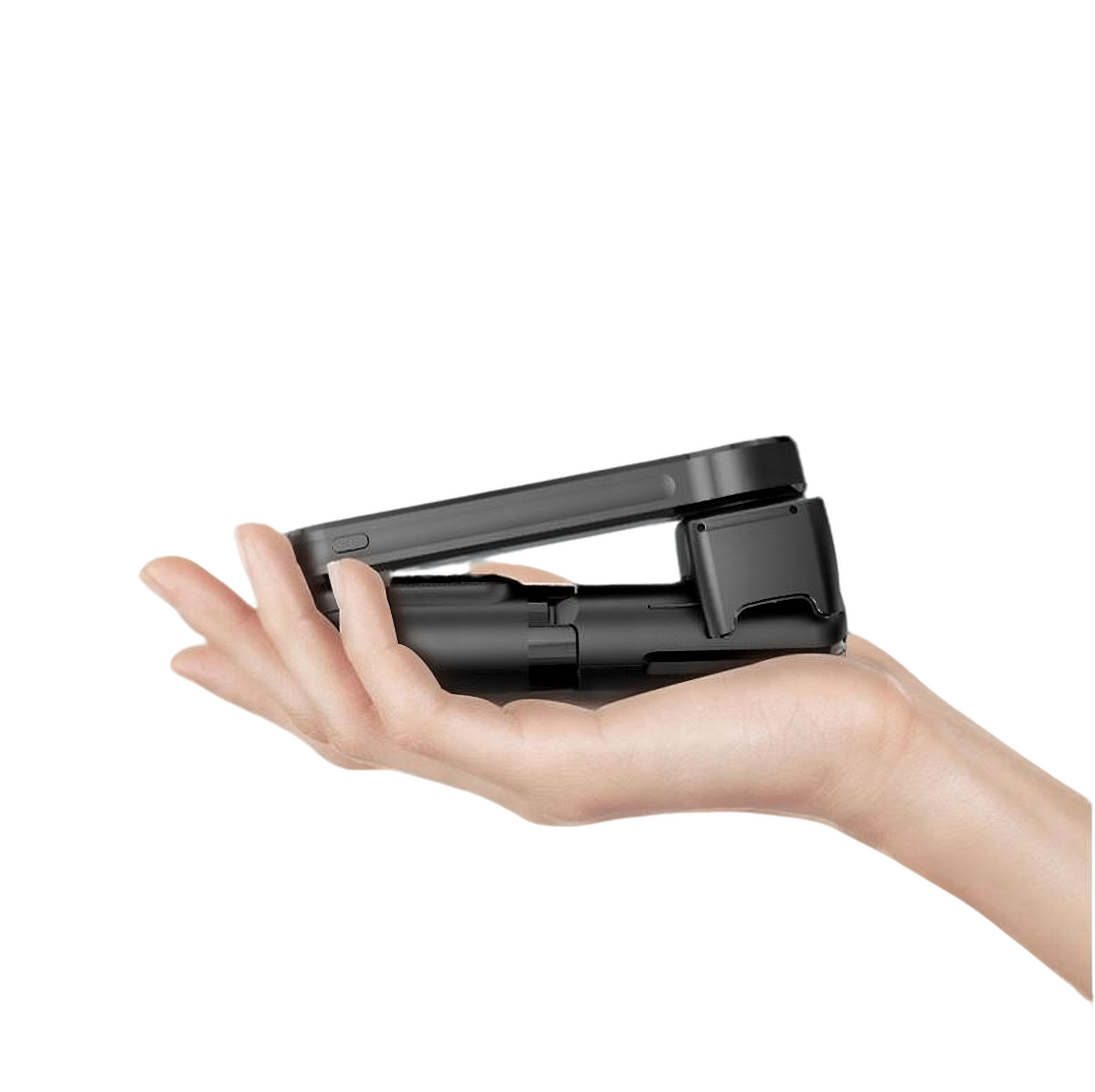 Una mano sostiene un trípode negro plegado para smartphone sobre fondo negro.