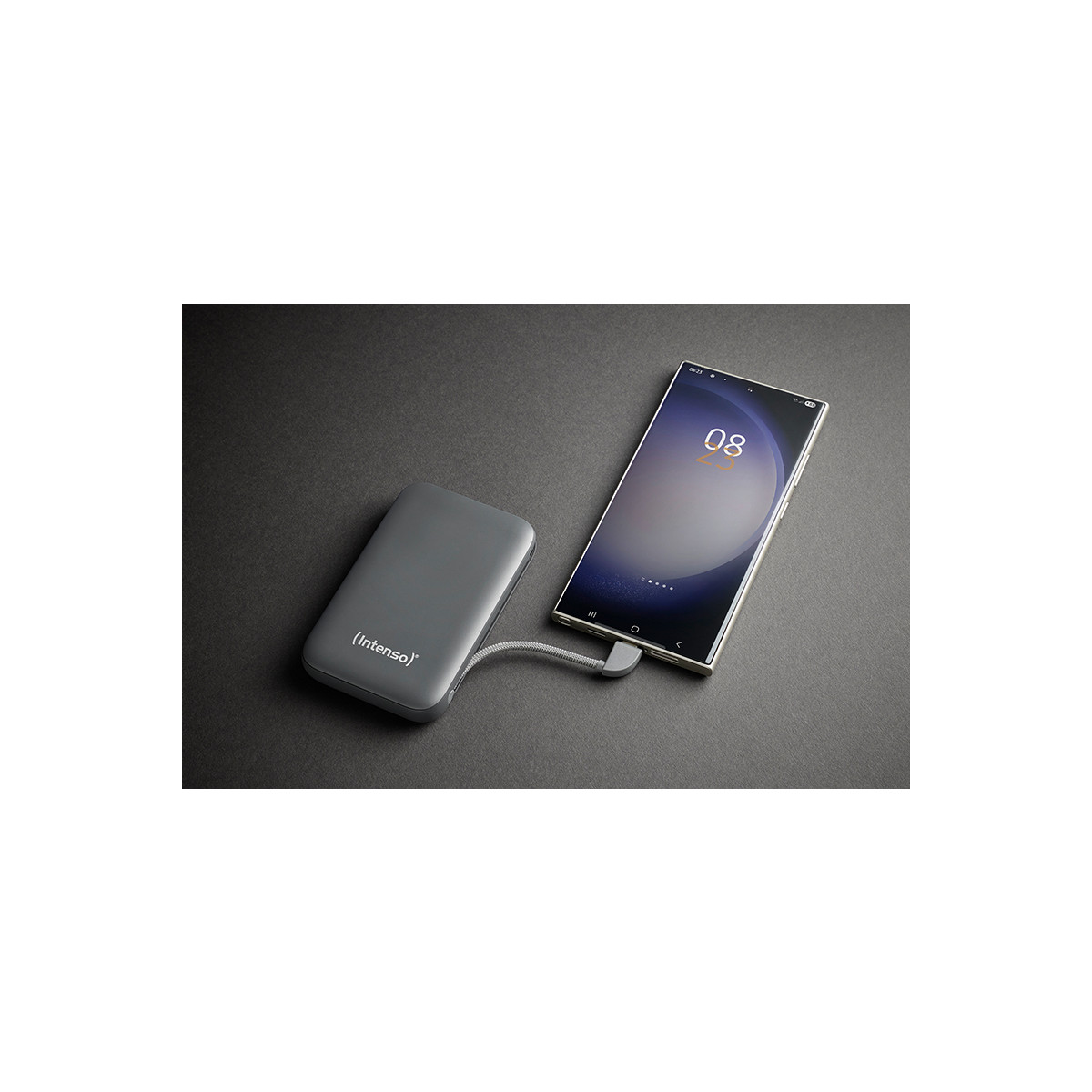 Power bank grigia collegata a uno smartphone che mostra le 08:00.