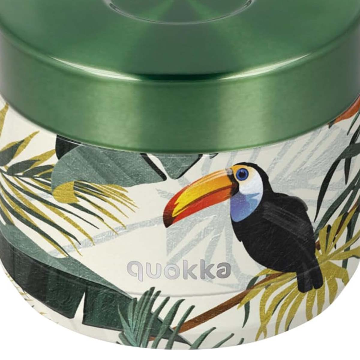 Coperchio verde su lattina con tucano e foglie tropicali. Logo Quokka.