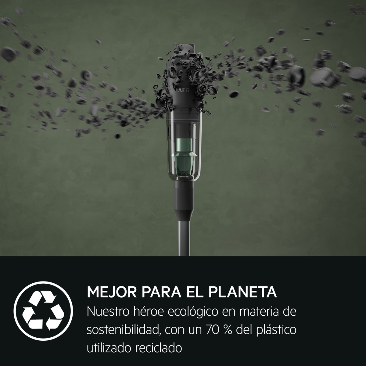 Un aspirapolvere AEG aspira particelle grigie su sfondo verde.