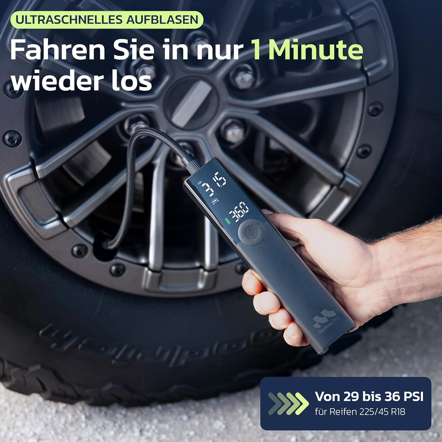 Mano sujeta inflador de neumáticos junto a rueda de coche. Pantalla digital muestra 36.0 PSI.