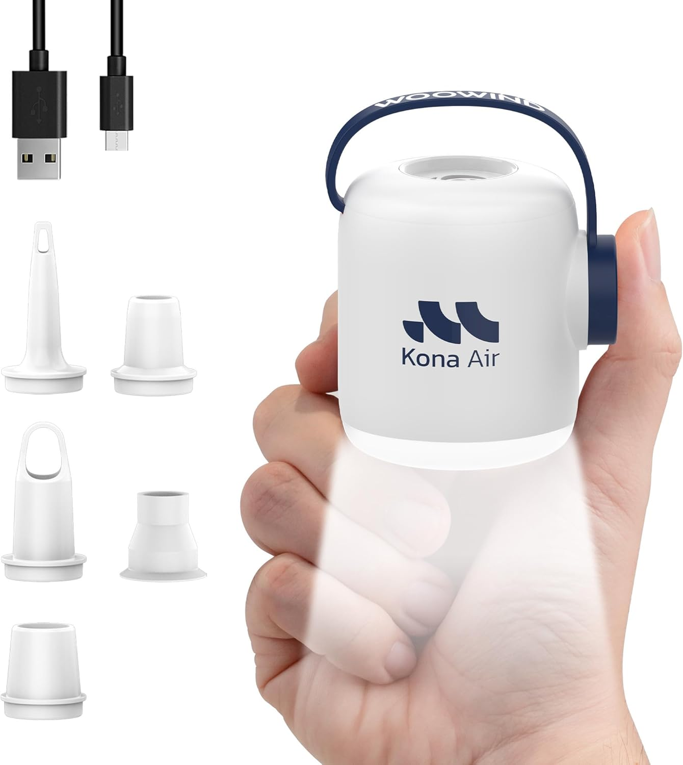 Mano sosteniendo bomba blanca Kona Air con asa azul. Cable USB y boquillas al lado.
