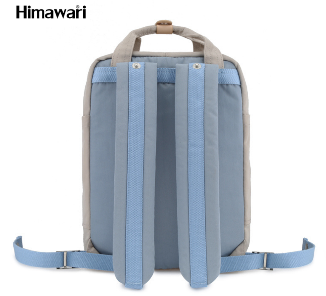 Tył dwukolorowego plecaka w kolorze niebieskim i beżowym z wyściełanymi ramiączkami.
