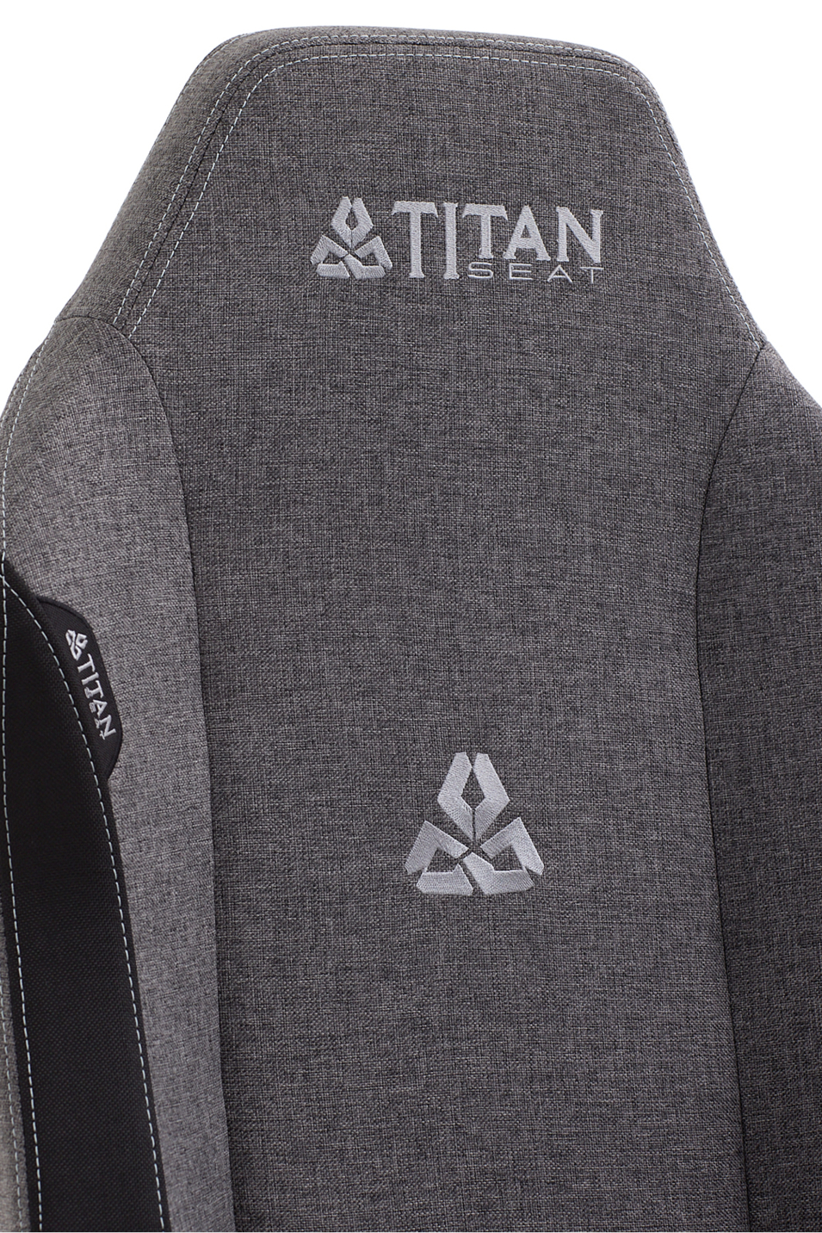 Beyaz dikişli gri kumaş sandalye, üstte ve altta Titan logosu.