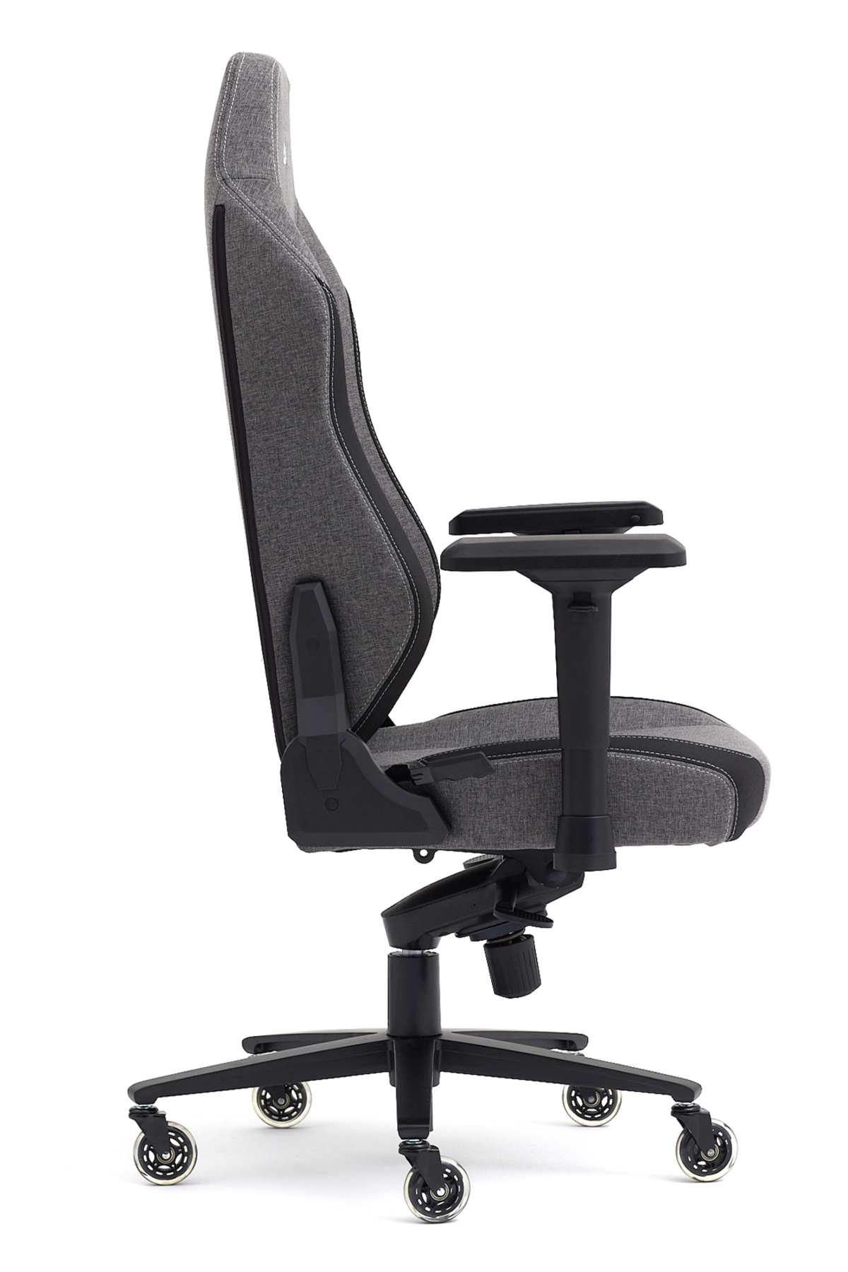 Siyah vurgulu, kolçaklı ve tekerlekli gri ofis koltuğu.
