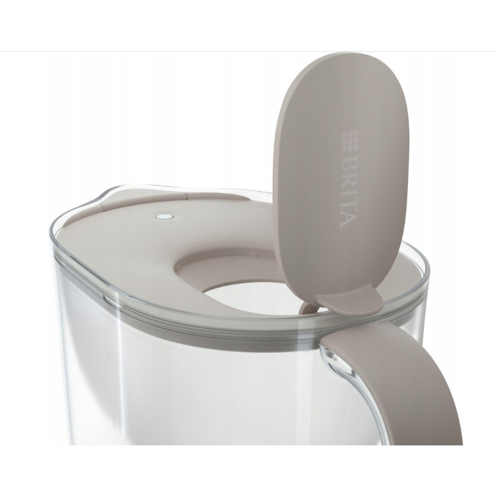 Zbliżenie przezroczystego dzbanka Brita z beżową pokrywką i uchwytem.