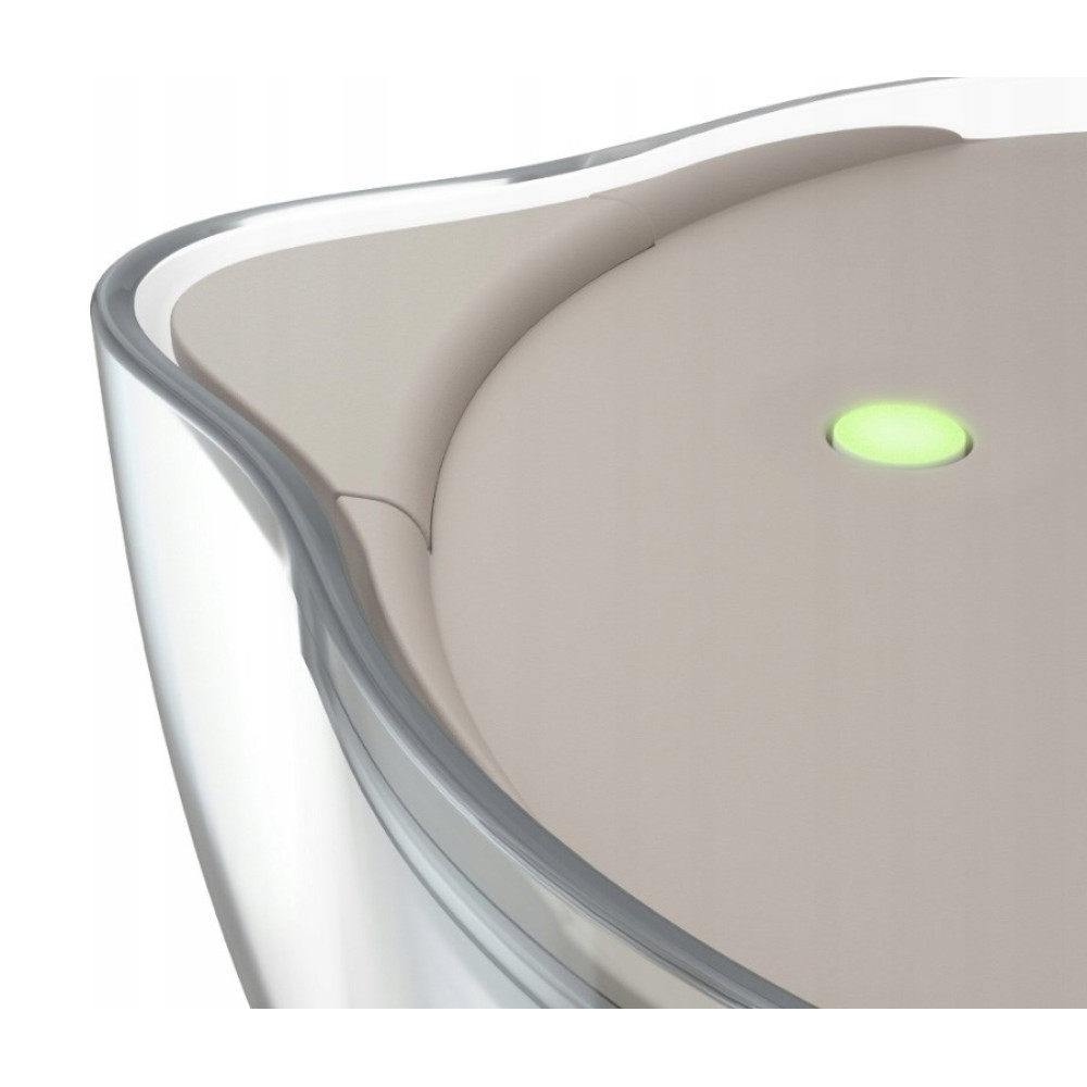 Zbliżenie dzbanka na wodę z jasnozielonym światłem na górze.