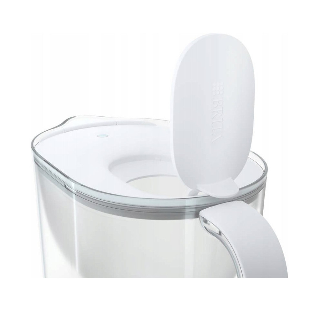 Biała pokrywa dzbanka Brita otwarta, pokazuje przezroczysty korpus i uchwyt.