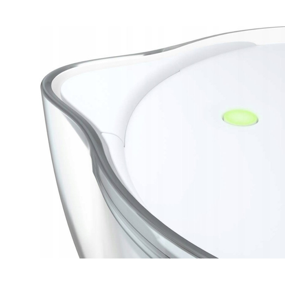 Biały dzbanek filtrujący wodę z zielonym światłem na pokrywie.