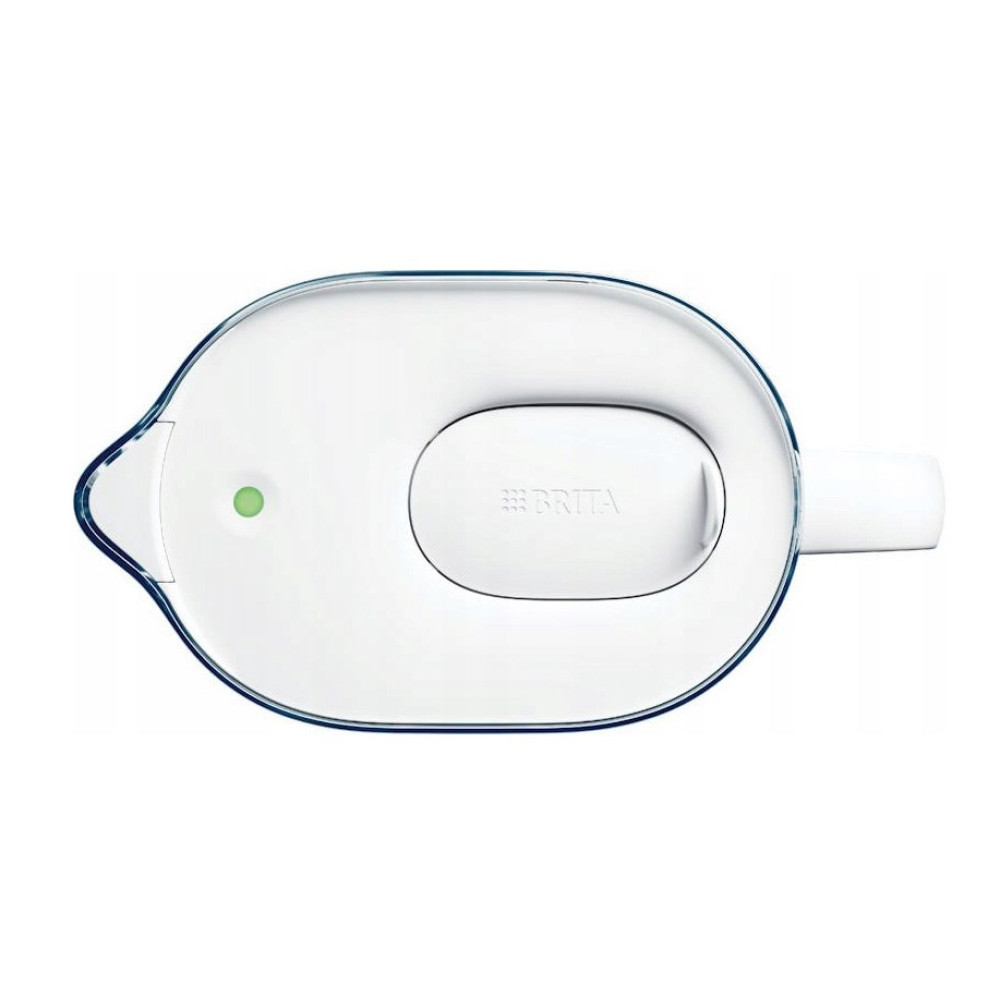 Biały dzbanek Brita z niebieską obręczą i zielonym światłem.