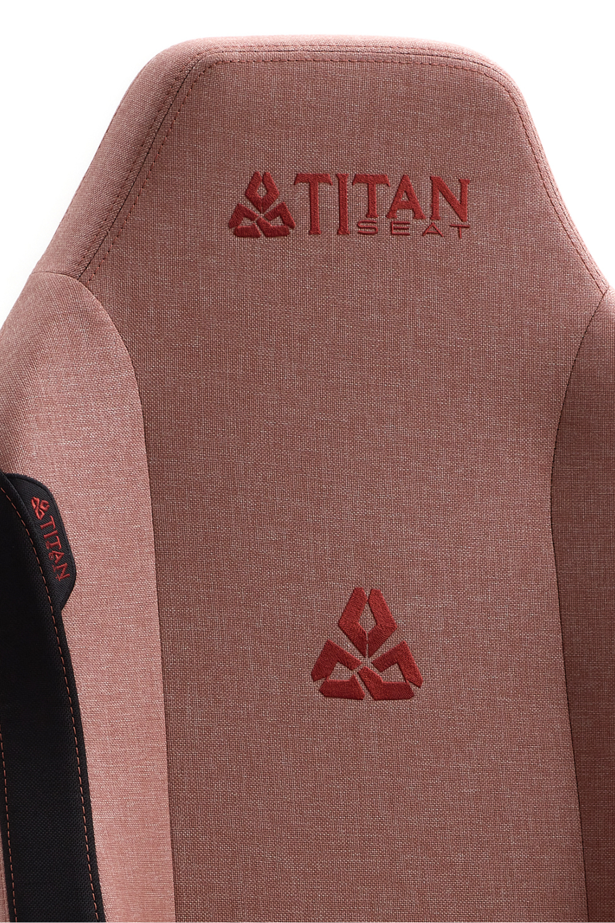 Kırmızı "Titan Seat" logolu ve başka bir kırmızı sembollü sandalye.