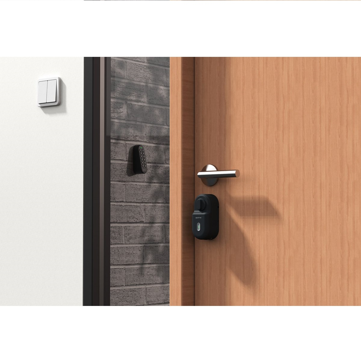 Puerta de madera con cerradura negra y manija plateada. Pared de ladrillos exterior con teclado.