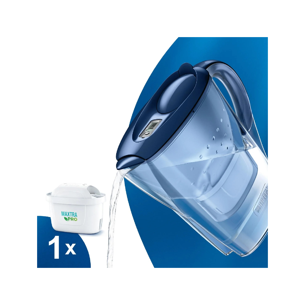 Niebieski dzbanek z filtrem, z którego leje się woda.