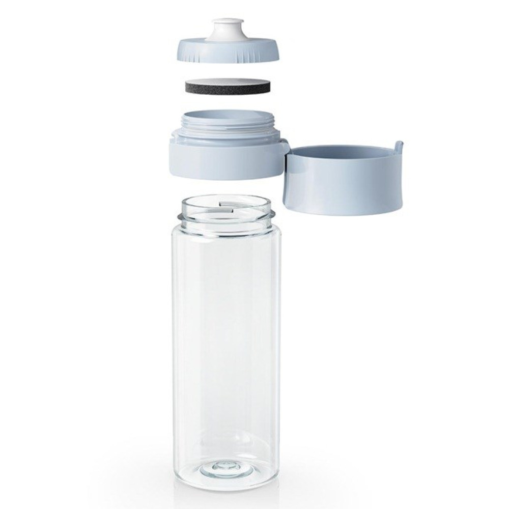 Rozłożona, przezroczysta plastikowa butelka z filtrem do wody, z niebieską pokrywką i filtrem.