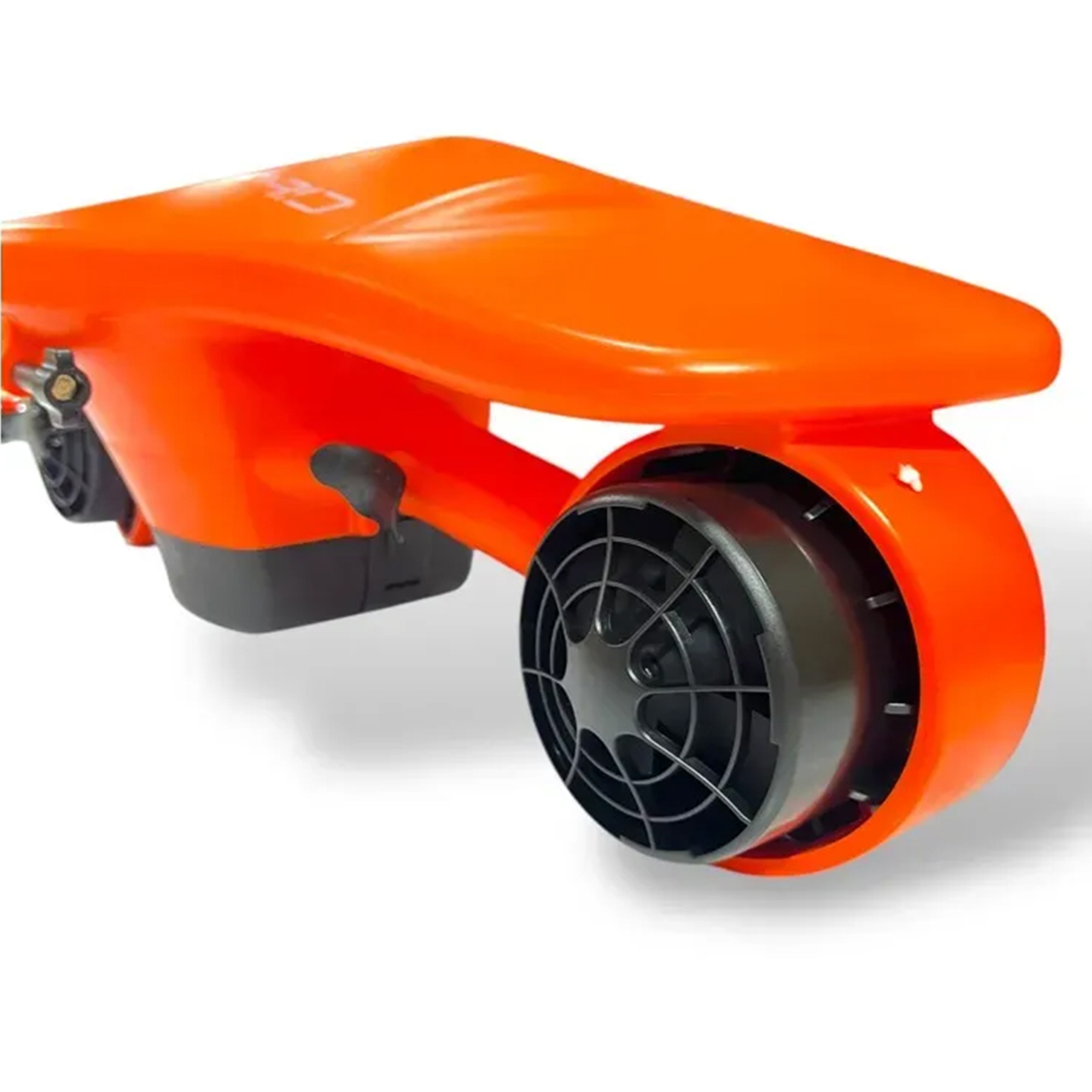 Siyah pervaneli ve tutamaklı turuncu denizaltı scooter.