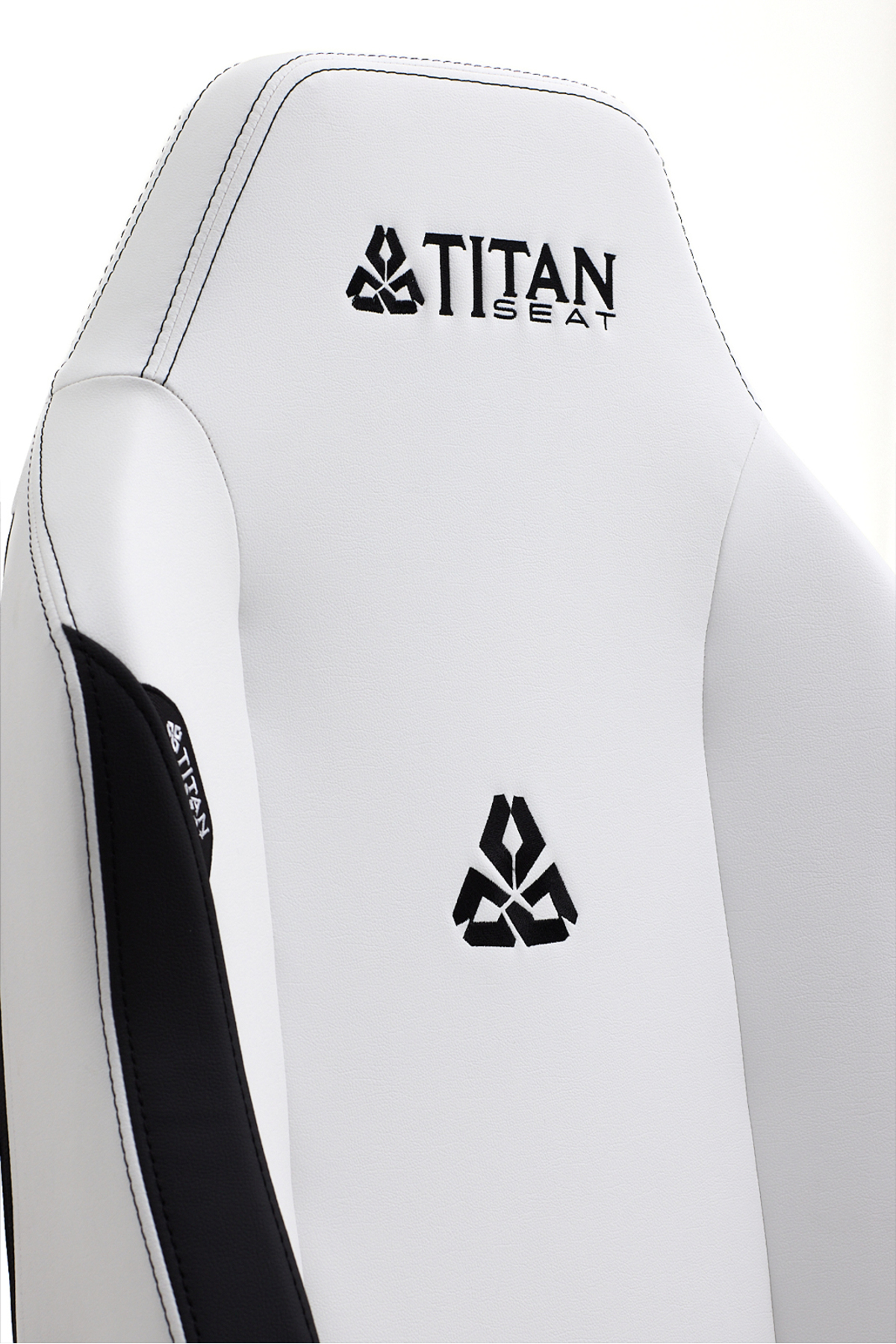Siyah vurgulu beyaz oyuncu koltuğu ve Titan logosu.