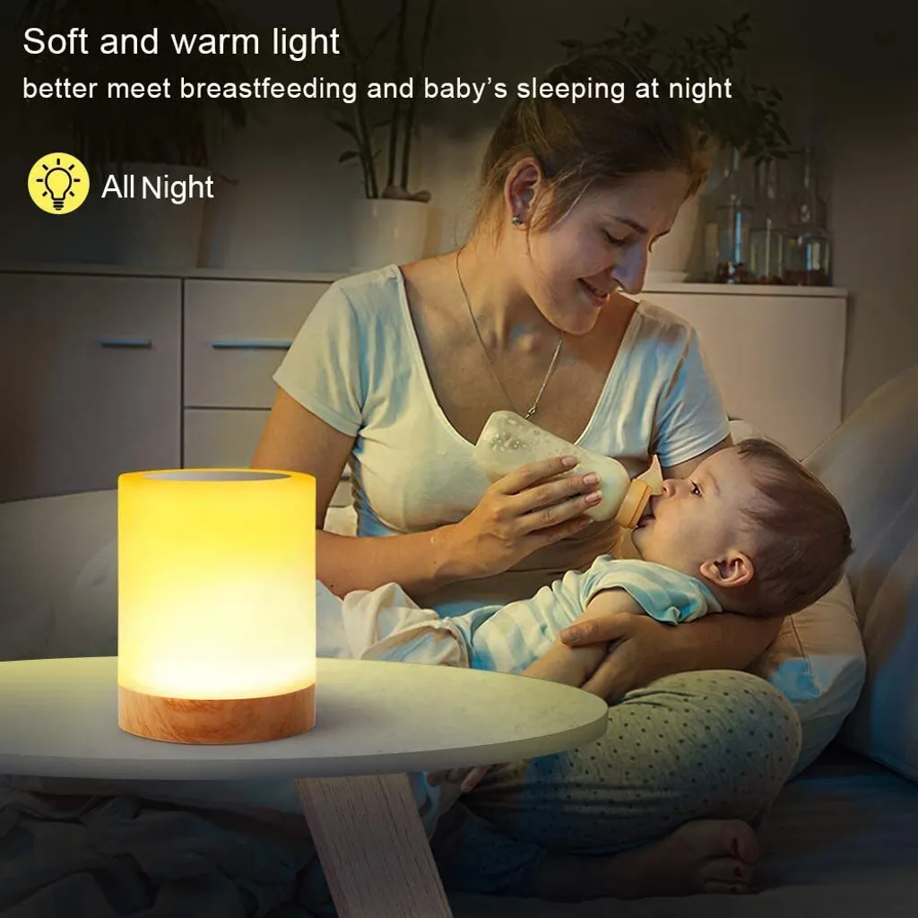 Mutter füttert Baby mit Flasche, Nachttischlampe leuchtet warm.