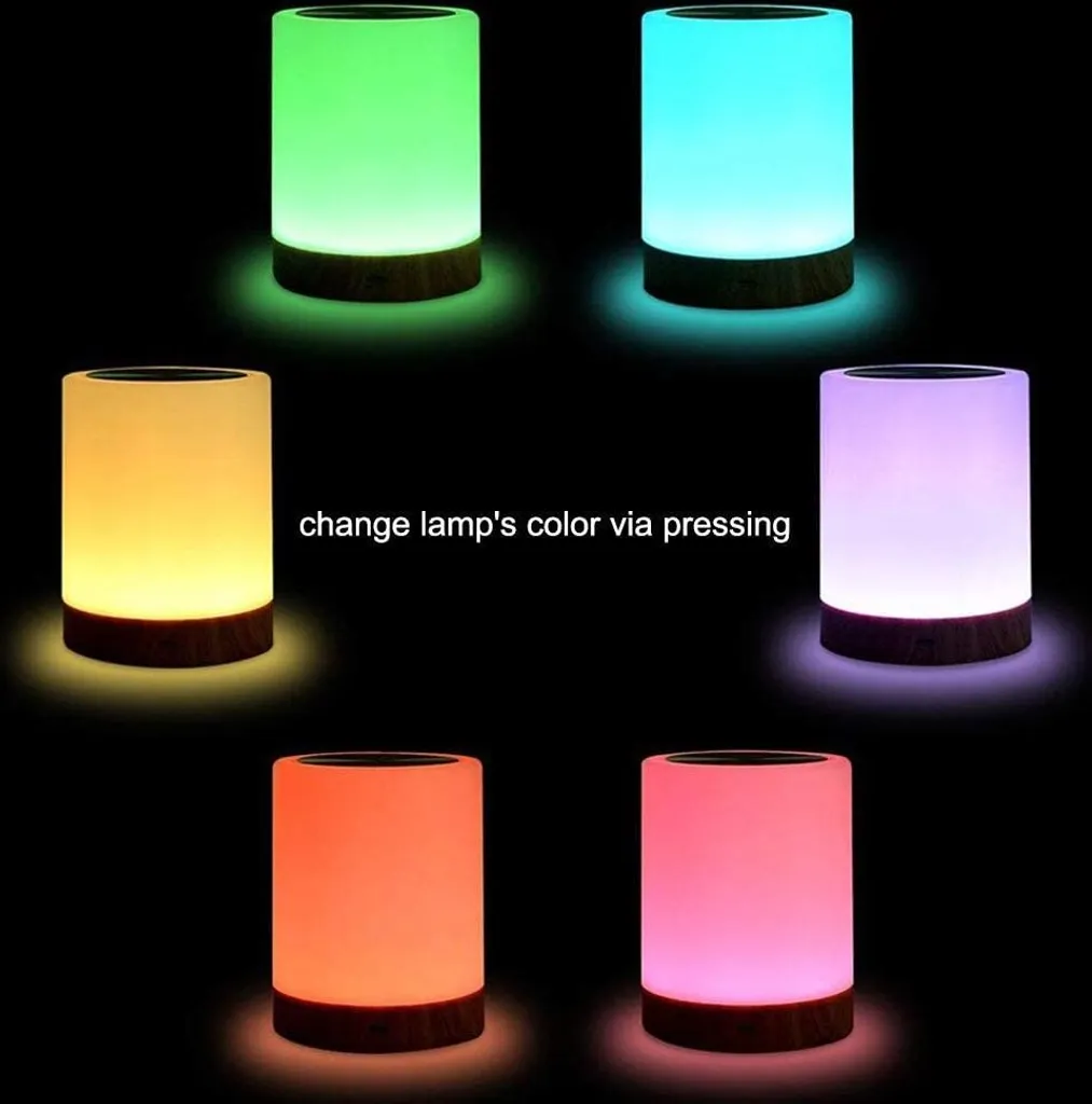 Sechs Lampen mit Holzsockel leuchten in Grün, Cyan, Gelb, Lila, Orange und Pink.