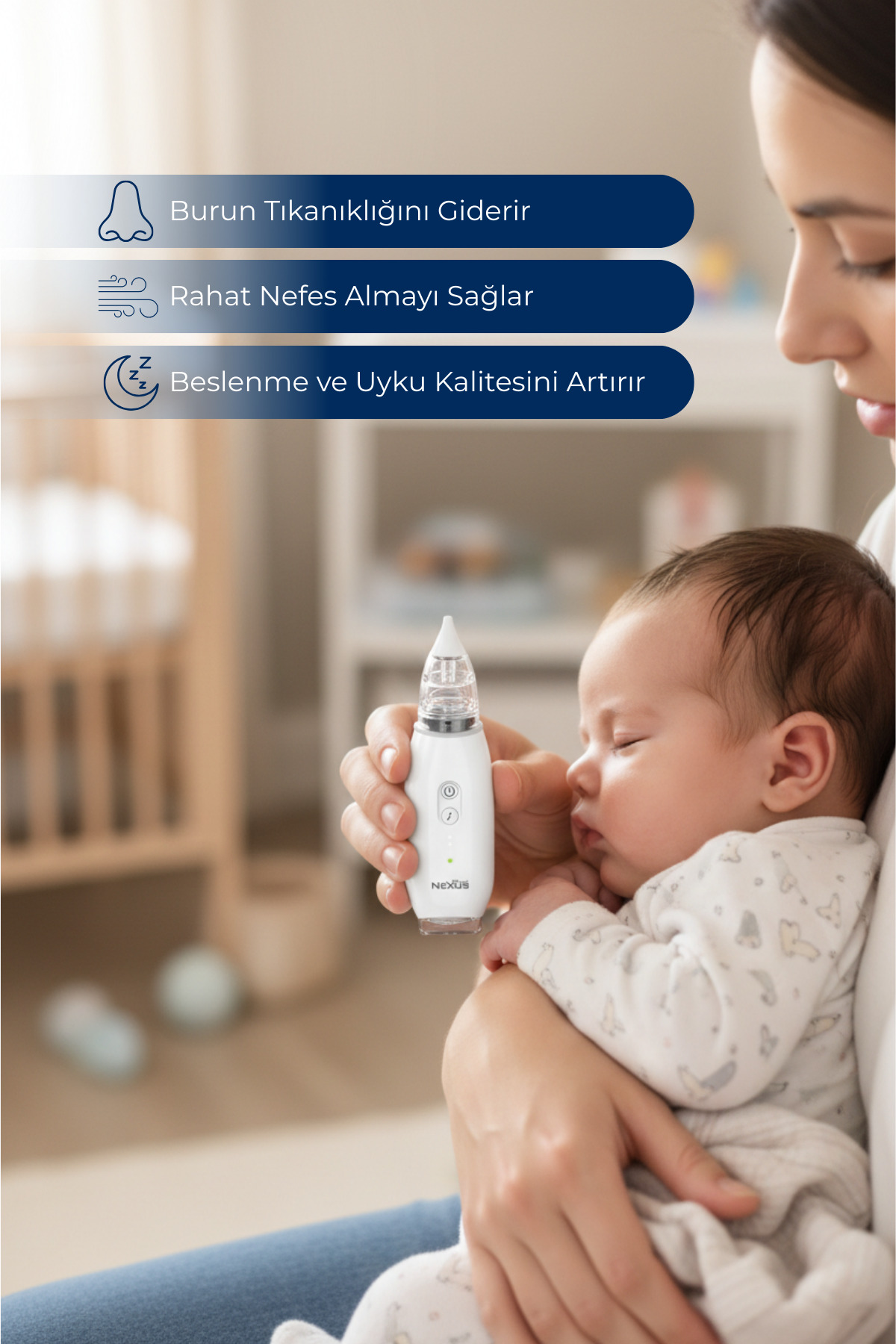 Bir anne bebek ve burun aspiratörü tutuyor.