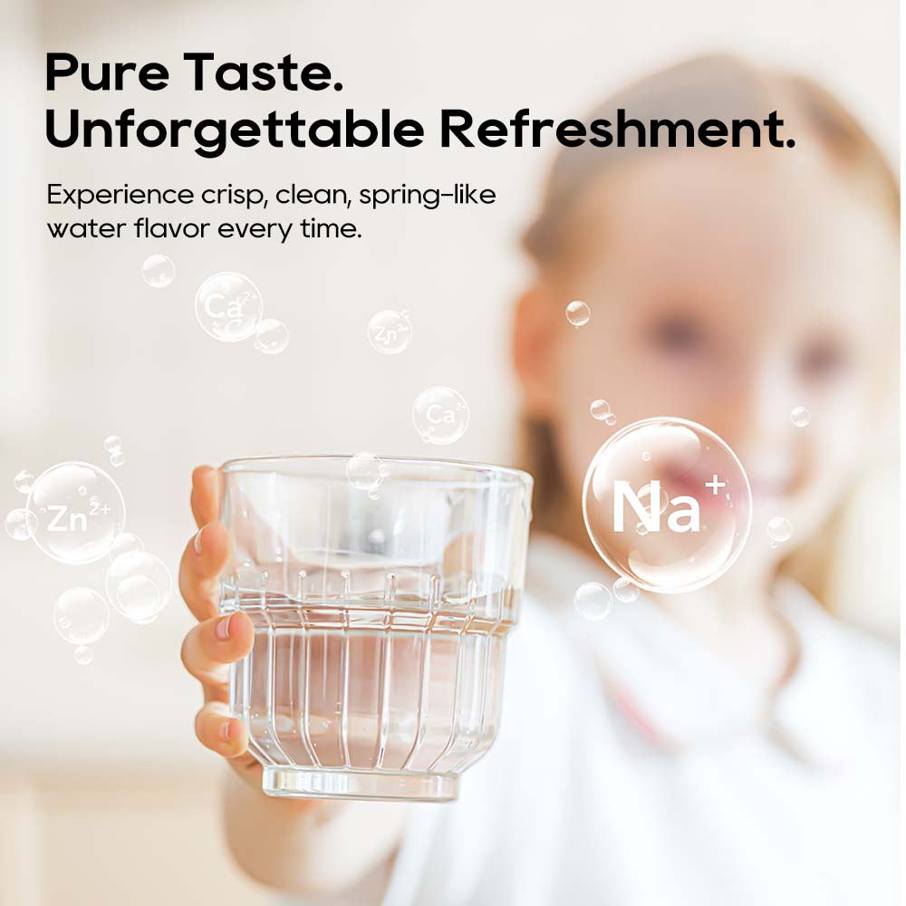 Ein Kind hält ein Glas Wasser, Blasen mit Mineralien schweben umher.