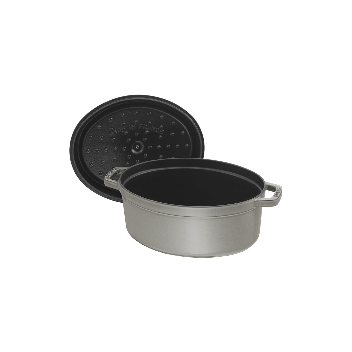 Ein grauer ovaler Staubtopf mit seinem leicht geöffneten schwarzen Deckel, der das dunkle Innere enthüllt.