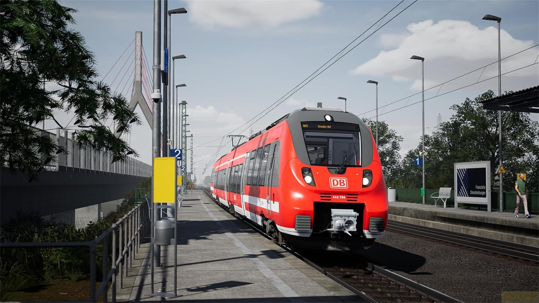 Un treno rosso DB arriva in stazione sul binario 2. Una donna è sulla banchina.