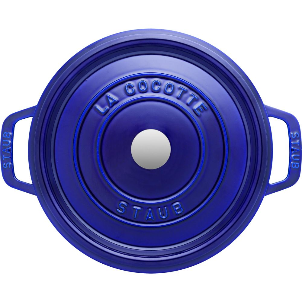 Blaue Cocotte von Staub mit Text.