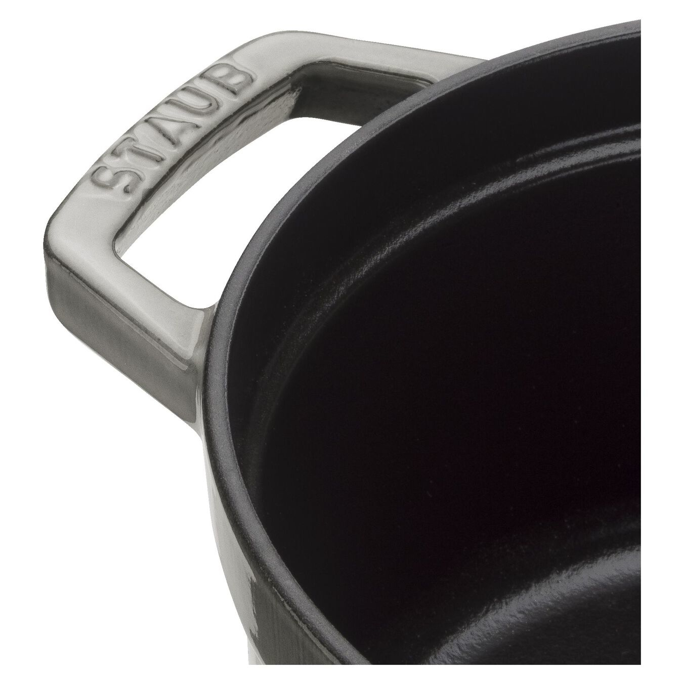 Mango gris de olla Staub sobre una olla negra.