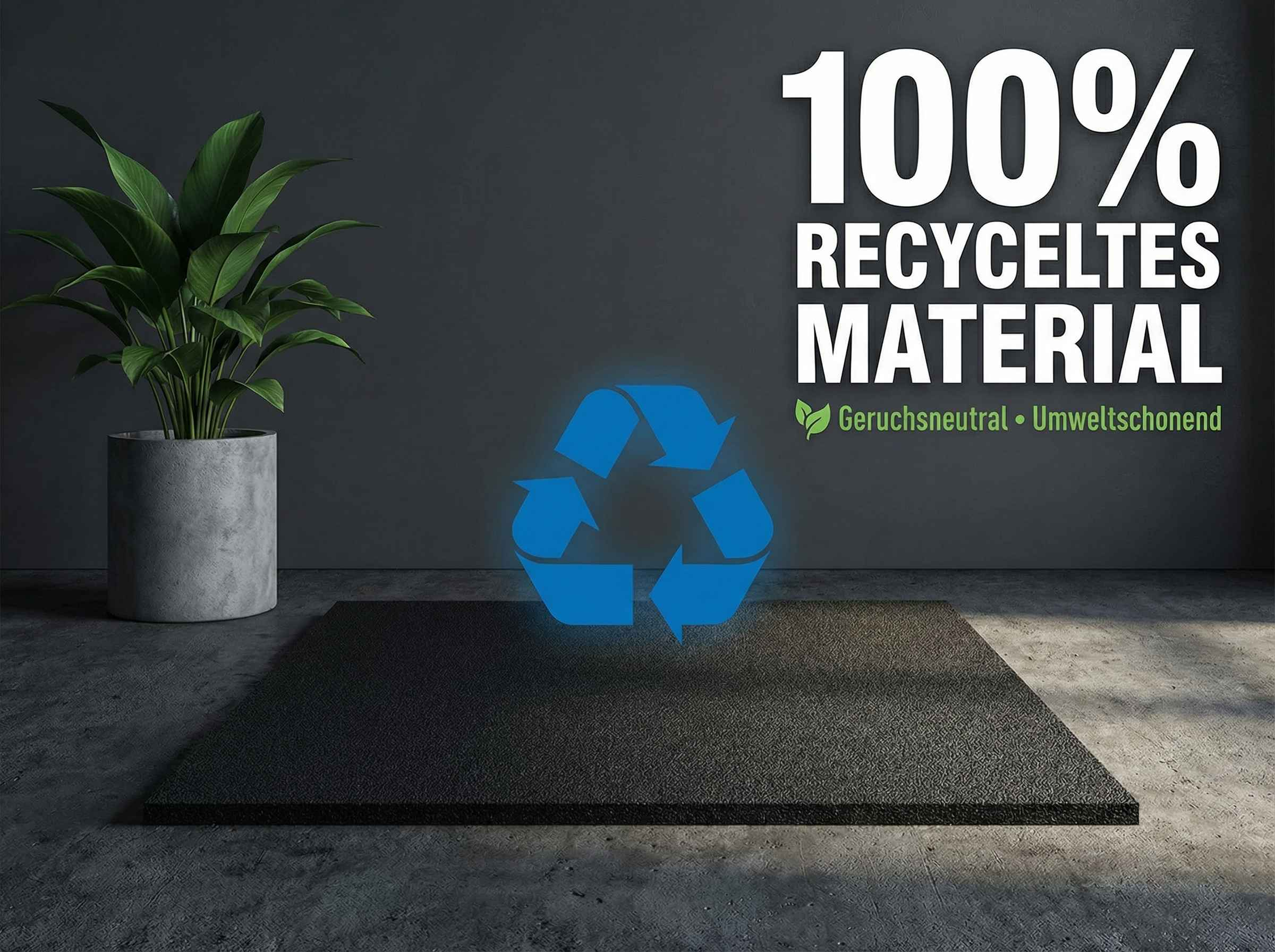 Schwarze Matte mit Recycling-Symbol und Pflanze vor dunklem Hintergrund.