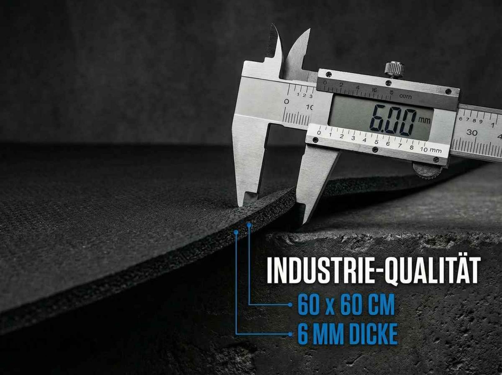 Digitaler Messschieber misst 6mm Dicke eines schwarzen Materials.