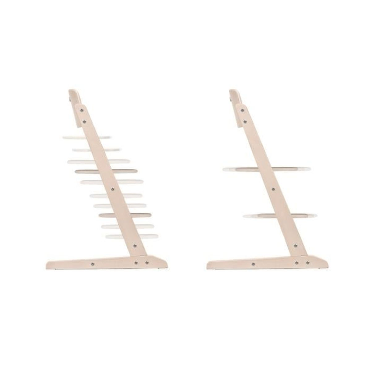 Zwei beige Hochstühle nebeneinander, von der Seite gesehen.